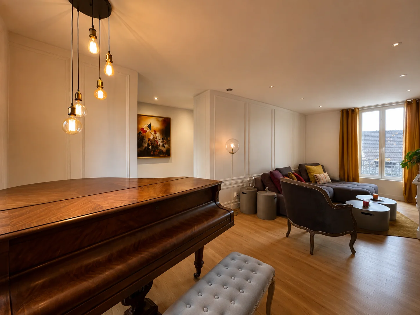 Salon lumineux avec piano à queue, moulures et parquet