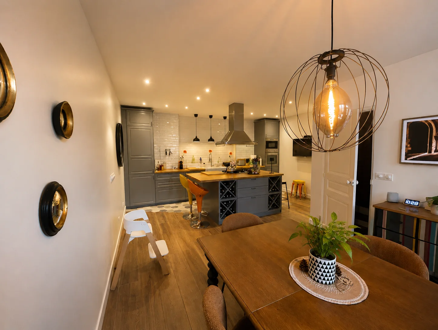 Salle à manger ouverte sur la cuisine