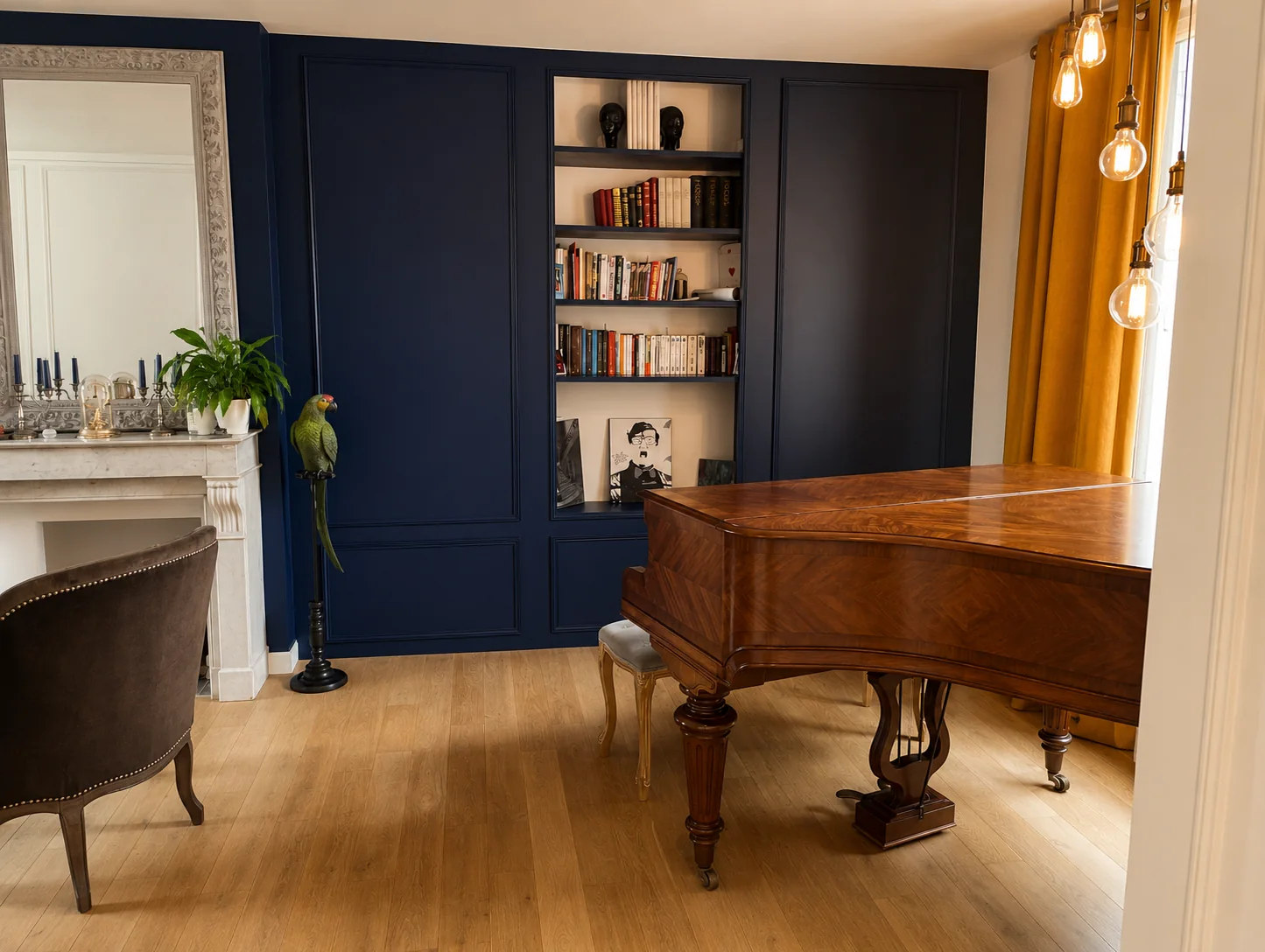 Salon avec piano, cheminée en marbre et bibliothèque intégrée