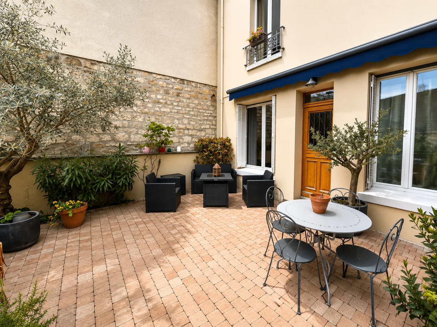 Terrasse végétalisée avec salon extérieur